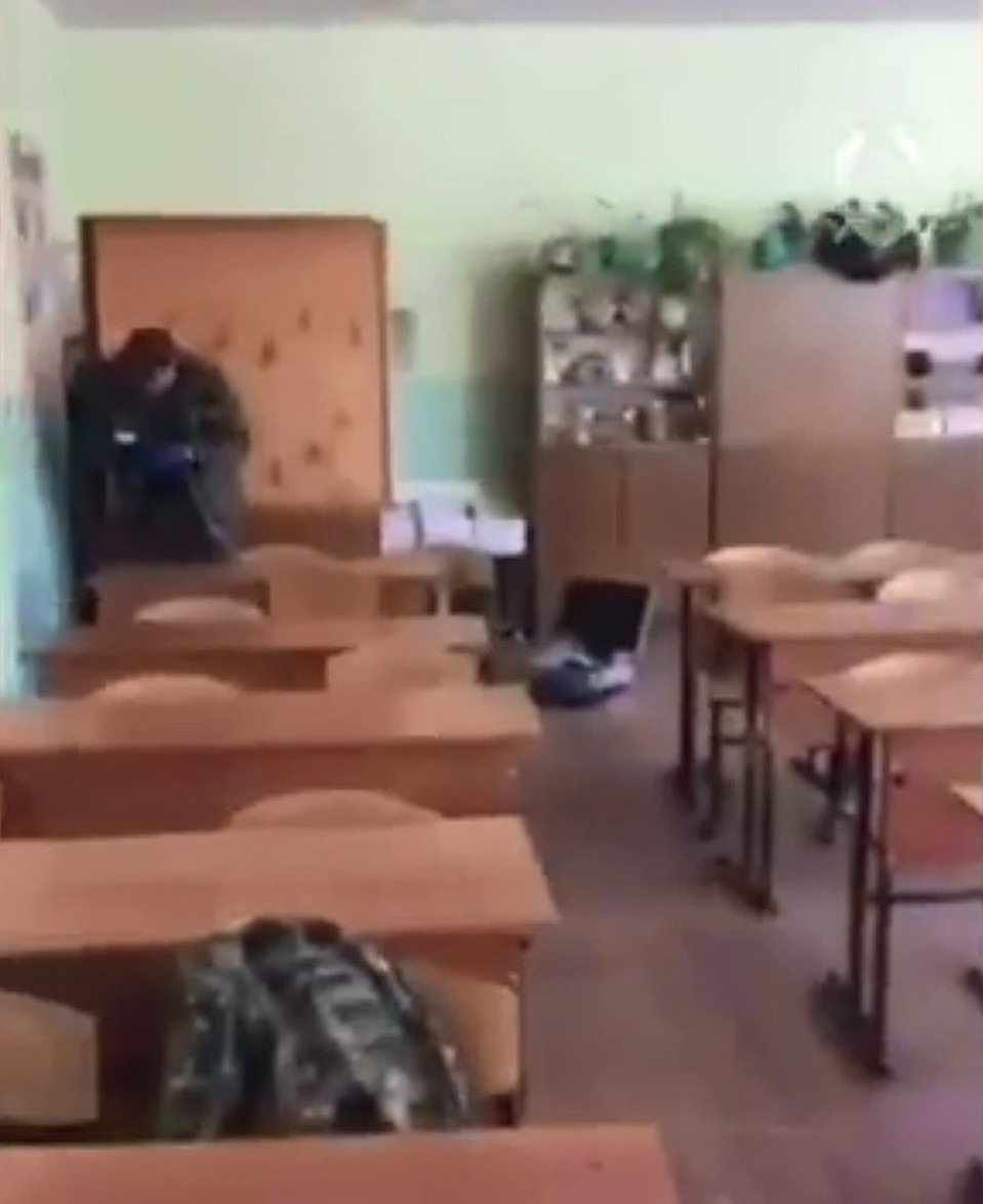 После нападения на учительницу восьмиклассник бросил нож подальше в класс и сбежал. Фото: скриншот с видео