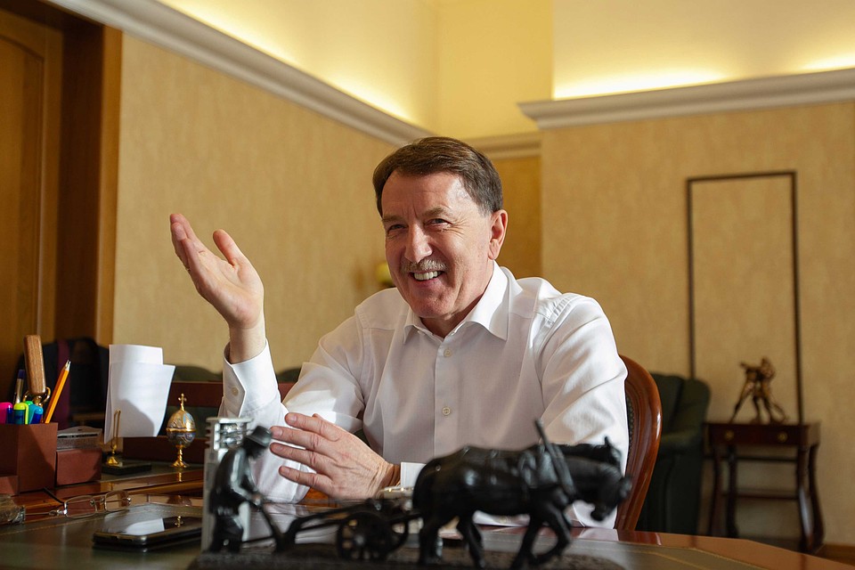 Новый вице-спикер принес с собой в Госдуму не только фигурку несгибаемого бронзового пахаря, но и много свежих идей, как помочь российскому селу и его людям. Фото: Александр ШПАКОВСКИЙ