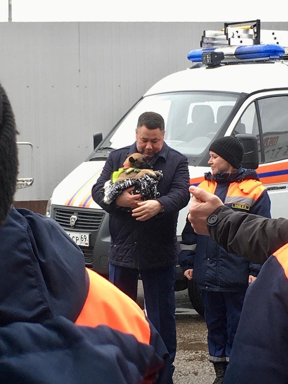 Игорь Руденя не удержался и взял на руки милого, добродушного щенка Фото: Александр ЖМУЛИН