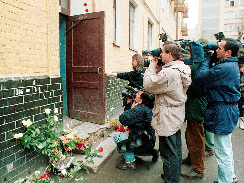 2 марта 1995 года. Журналисты у подъезда дома, в котором был убит Владислав Листьев. Фото Станислава Панова /ИТАР-ТАСС/