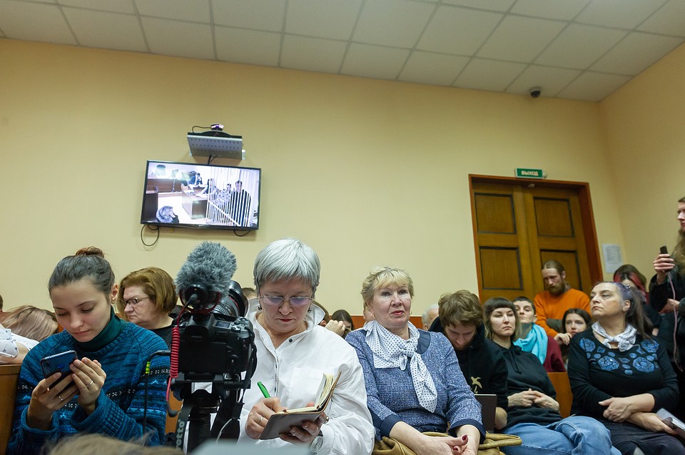 По видеосвязи член пензенской "Сети" заявил, что из него якобы выбили показания Фото: Олег ЗОЛОТО