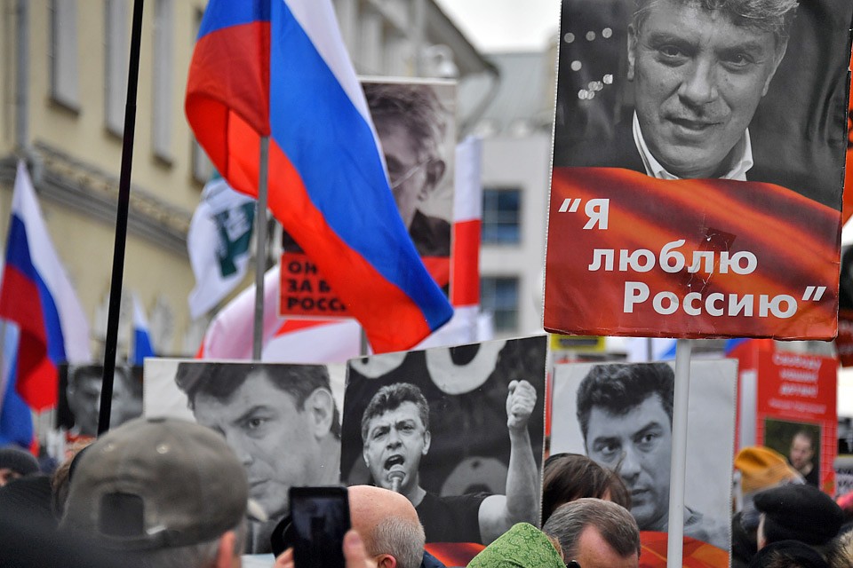 Люди несли в руках портреты погибшего политика. Фото: Иван МАКЕЕВ