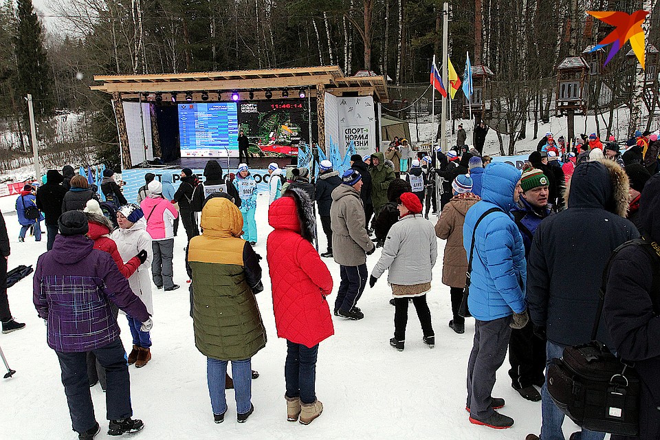 Самым оживлённым, но не самым многолюдным вначале было место у сцены. Фото: Олег ЗИНЧЕНКО