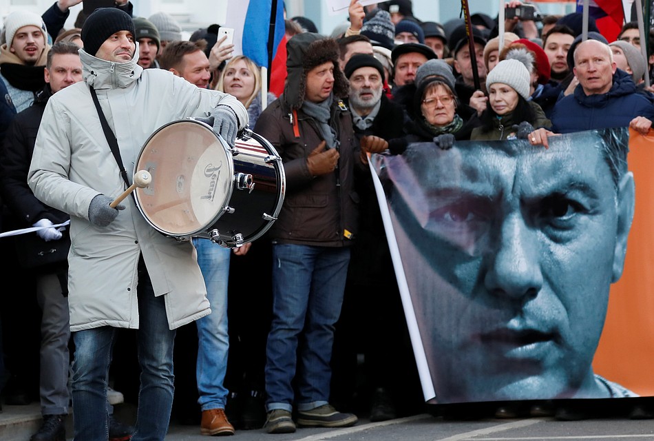 Безусловно были и те, кто пришел почтить память яркого политика Фото: REUTERS