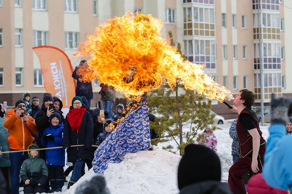 Где тут чучело? Сожгу-у-у-у! Фото: Валерий ЗВОНАРЕВ