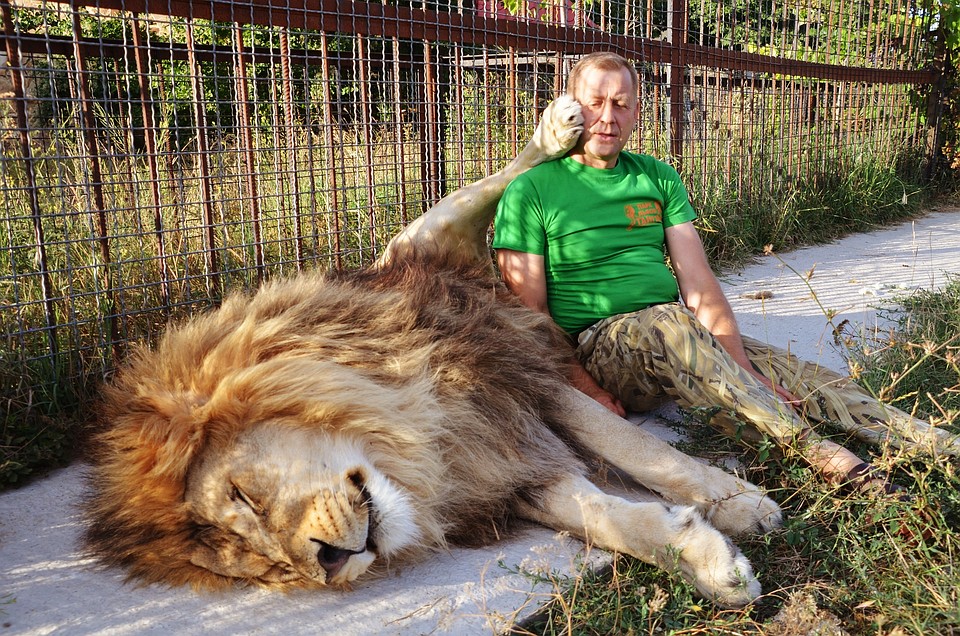 Олег Зубков с одним из своих подопечных. Фото: Личная страничка героя публикации в соцсети