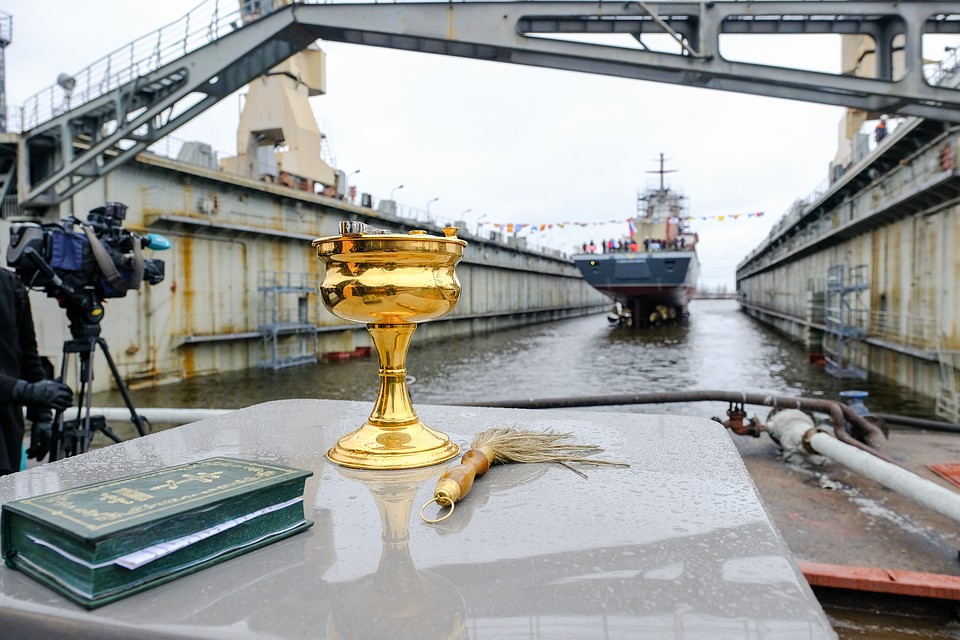 Перед спуском на воду корабль по давней традиции освятили. Фото: Артем КИЛЬКИН