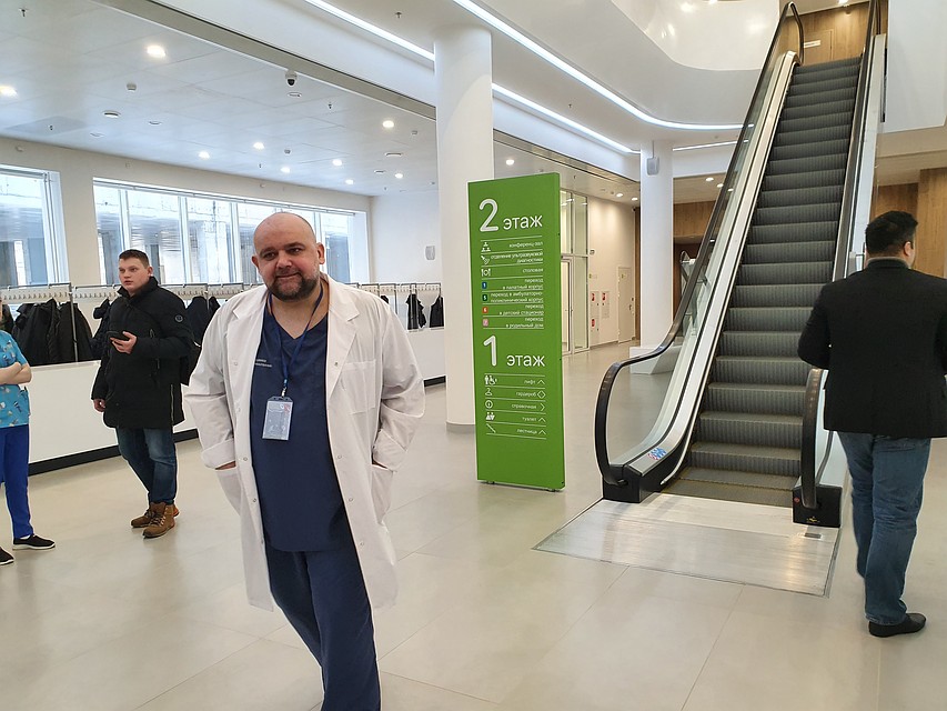 Корреспондентов встретил главный врач больницы Денис Проценко Фото: Анастасия ВАРДАНЯН