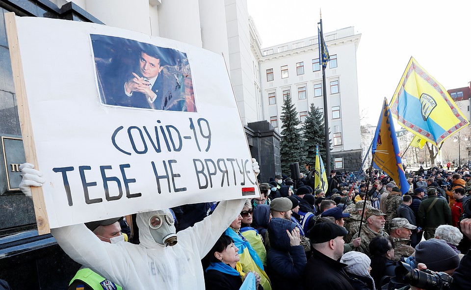 Несмотря на объявленные на Украине из-за короновируса меры безопасности, в субботу в Киеве прошел марш националистов Фото: REUTERS