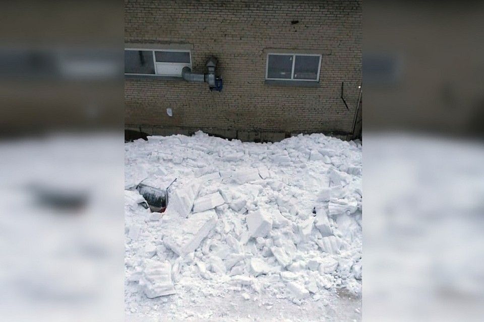 НЕкоторые машины снег накрыл с головой. Фото: Новосибирская служба эвакуации «АСТ-54»