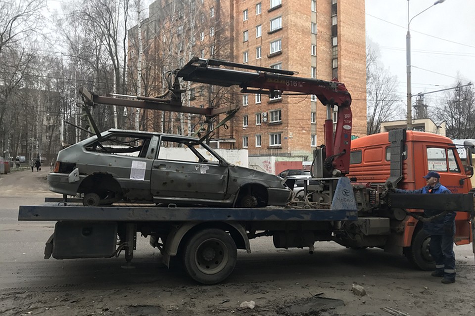 Брошенный автомобиль убрали возле дома на улице Рокоссовского после года простоя. ФОТО: администрация Нижнего Новгорода