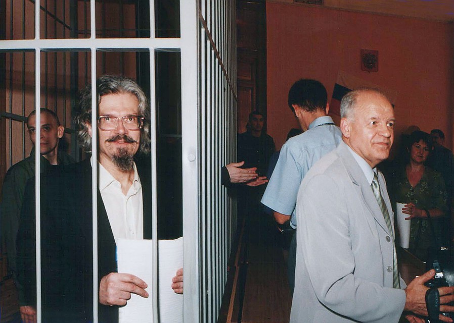 Саратовский областной суд отправляет литературно-политического самурая Лимонова в Лефортовский изолятор Фото: фотохроника ТАСС.