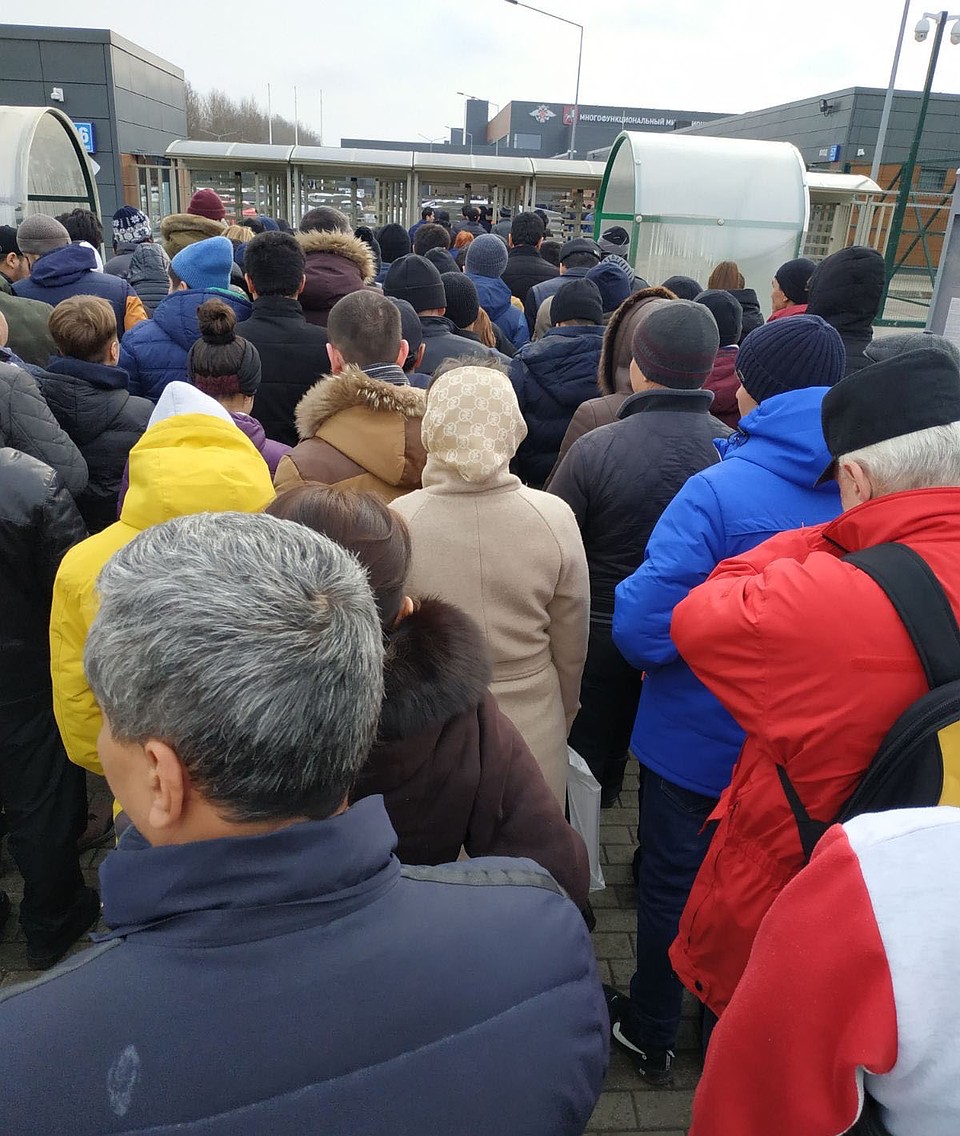 Огромное количество людей без масок чихает и кашляет на всю Ивановскую. Фото: Галина САПОЖНИКОВА