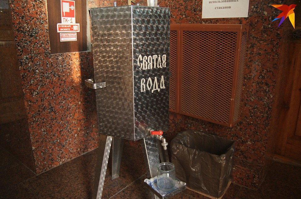 Святую воду можно пить по-прежнему, но только из одноразовой посуды Фото: Павел МИЦКЕВИЧ