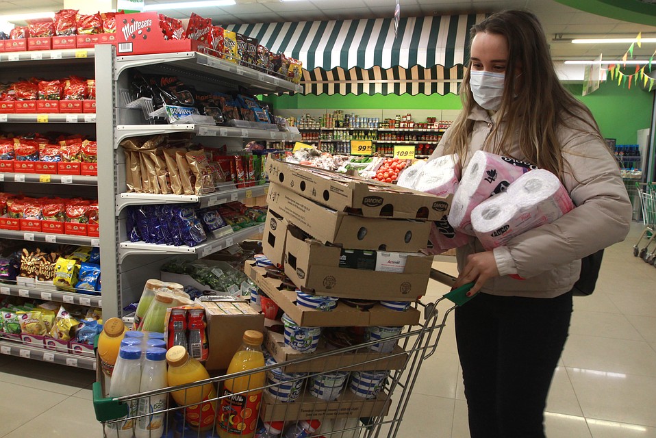 Челябинцы закупаются продуктами, но дефицита не будет. Фото: Юлия ПЫХАЛОВА