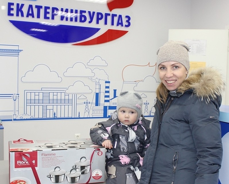 За 2-е место и креативность участникам вручили набор посуды. Фото: Пресс-служба АО «Екатеринбурггаз»
