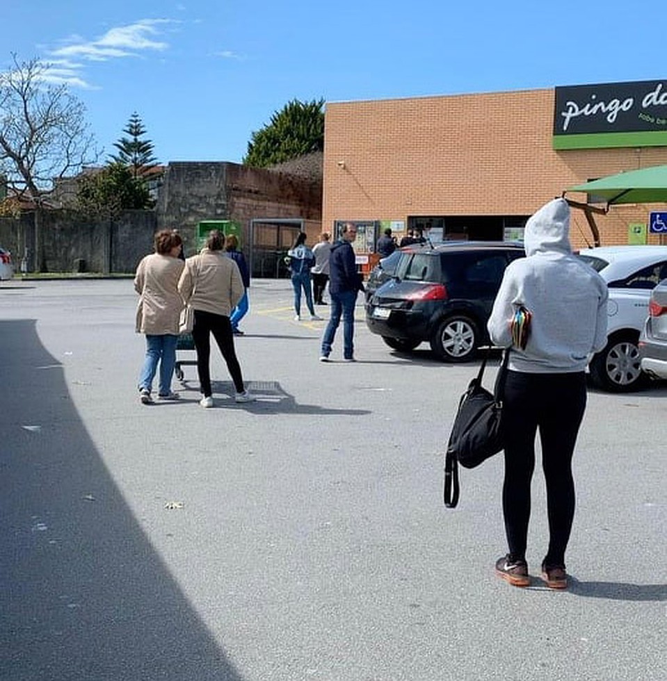 Покупатели стараются держать дистанцию в очередях в магазины. Фото: instagram.com/anastasiinha