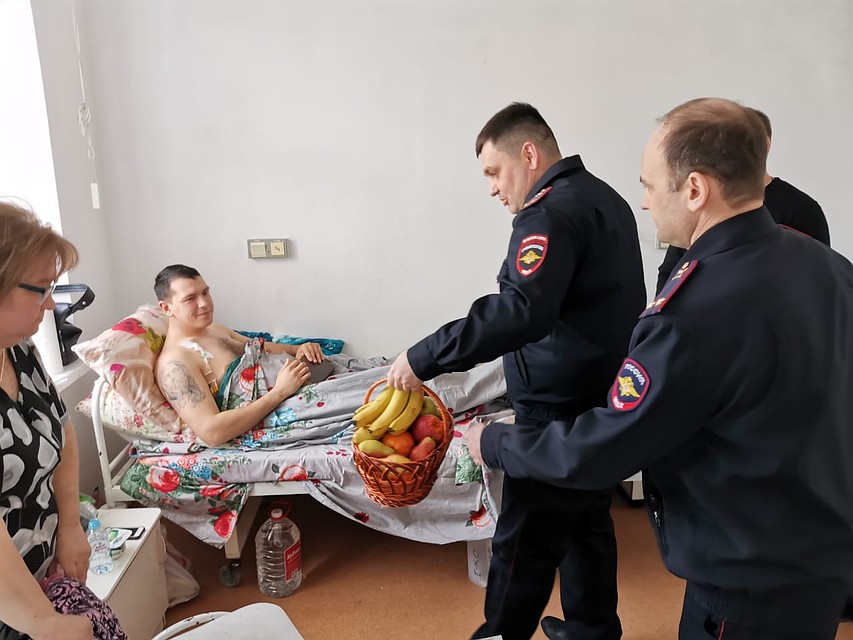 Полицейскому несут фрукты и овощи. Фото: УВД Анапы