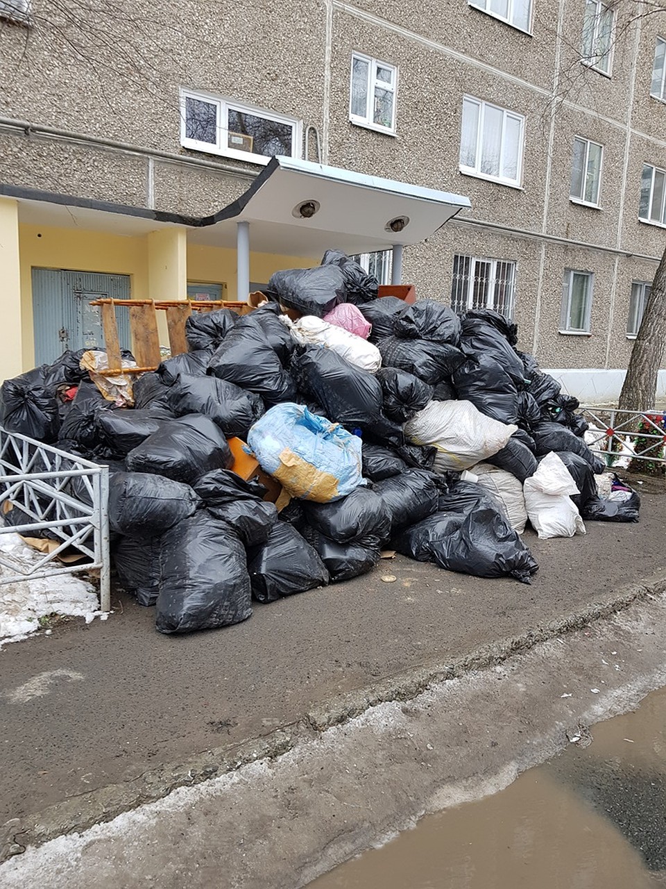 Мусор, который вынесли из кухни и ванной. Фото: "Екатеринбурггаз"