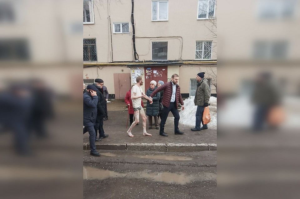 Со слов очевидцев, этот мужчина находился в той квартире, где взорвался газ. Фото: Анна МАЛЫШЕВА
