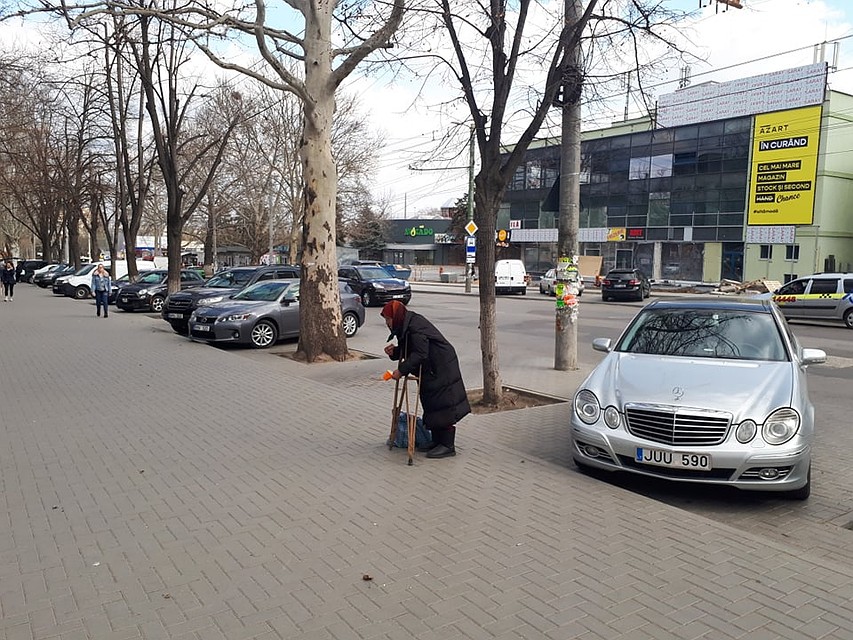 Бабулька жалуется, что из-за коронавируса совсем не подают. Фото: Леонид РЯБКОВ