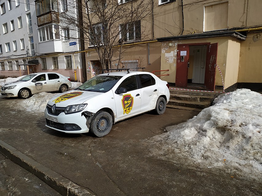 Теперь вещи жильцов первого подъезда охраняет ГБР. Фото: Андрей МАТЛИН