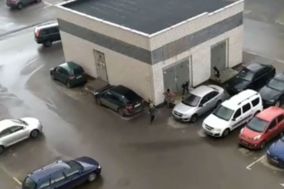 На кадрах видно, как проходящие мимо автомобиля школьники запрыгивают на капот и прыгают по нему. ФОТО: Нижний Новгород. Без цензуры.