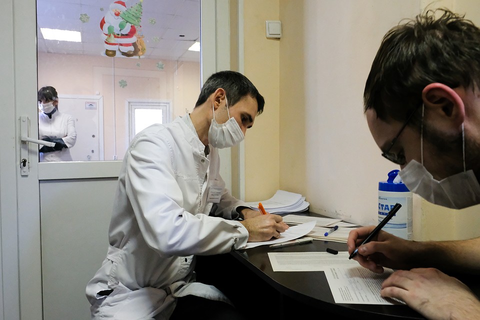 В некоторых поликлиниках анализы невозможно получить на руки - с человеком обещают связаться, только если они окажутся положительным. Фото: Артем КИЛЬКИН