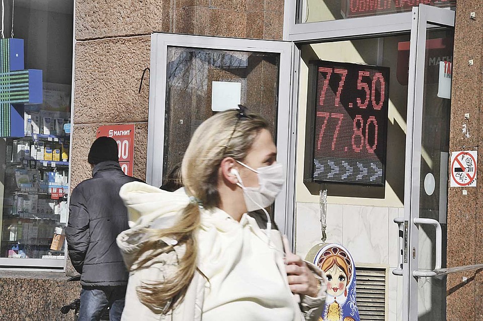 Нефть дешевеет, а вместе с ней и рубль. Фото: Михаил ФРОЛОВ