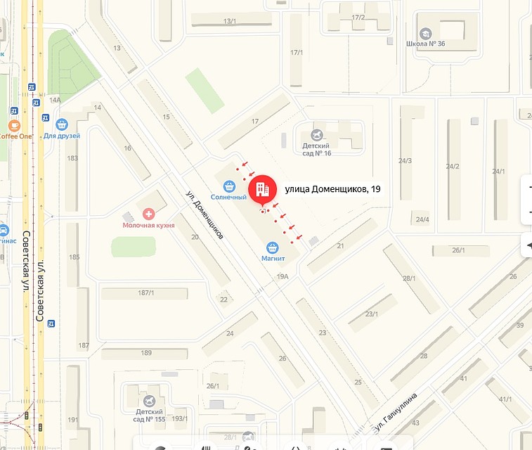 В доме, где произошел пожар, два магазина. Рядом детский сад. Фото: yandex.ru/maps
