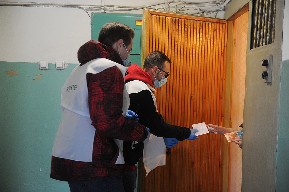 Волонтеры помогают старикам с доставкой продуктов и лекарств. Фото: Алексей БУЛАТОВ