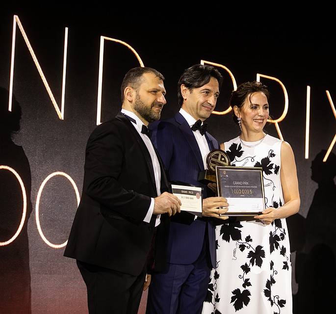 Игорь и Екатерина Рыбаковы с обладателем гран-при Rybakov Prize Абдулом Абдулкеримовым. Фото: предоставлено Рыбаков Фондом.