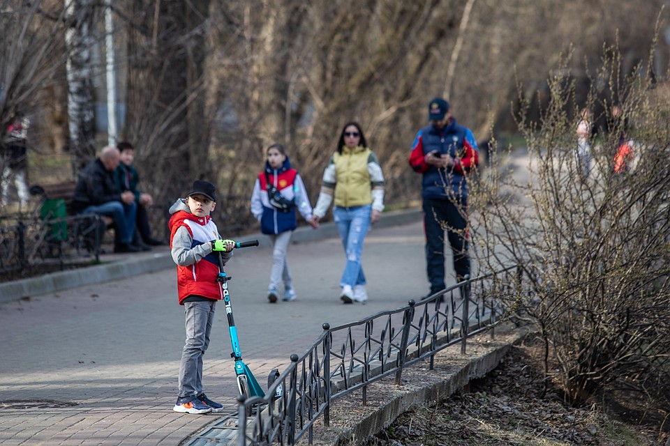 Народу не сидится дома. Фото: Андрей АБРАМОВ