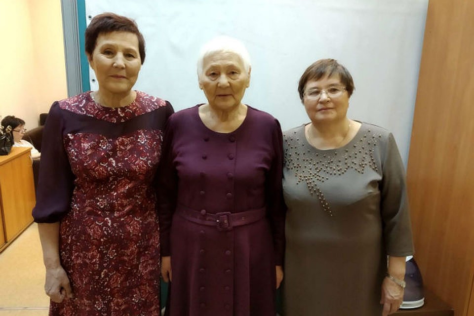 Нина (крайняя справа) и сестры, с которыми она выросла в Бурятии. Фото: личный архив.