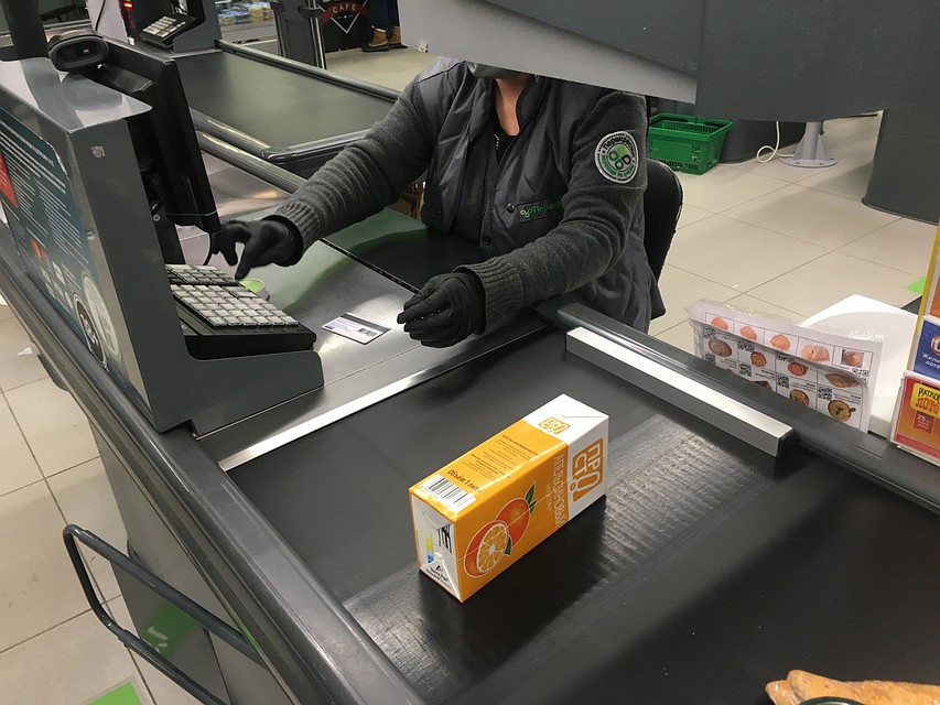 Продавцам торговой сети «Перекресток» каждый день выдают защитные маски, противомикробные средства и перчатки. Фото: Павел КЛОКОВ