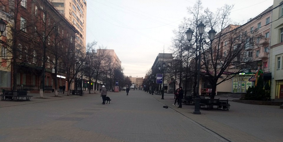Первый вечер всеобщего режима самоизоляции в Челябинске: Кировка почти опустела. Фото: Инна КУМЕЙКО