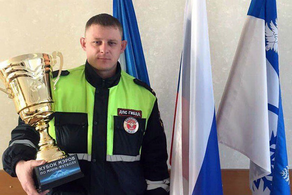 Инспектор любит играть в футбол. У него и награды есть. Фото: ГУ МВД России по Иркутской области