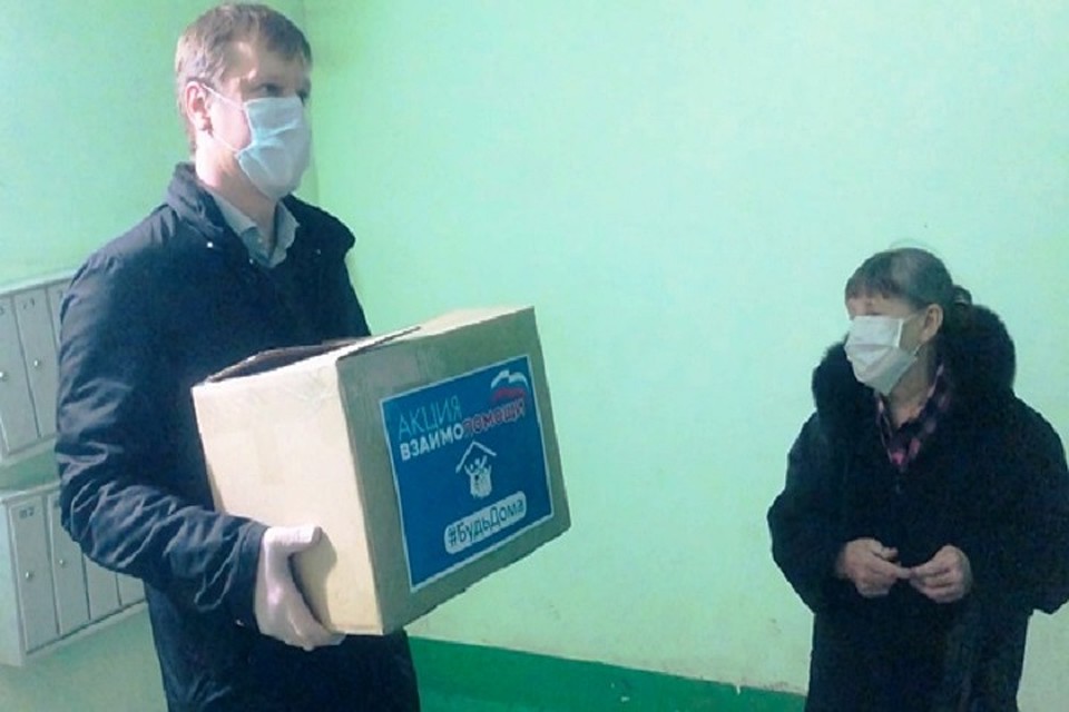 Депутат Заксобрания Александр Новиков доставил продуктовый набор пенсионерам Октябрьского района. Фото предоставлено КРО "ЕДИНОЙ РОССИИ".