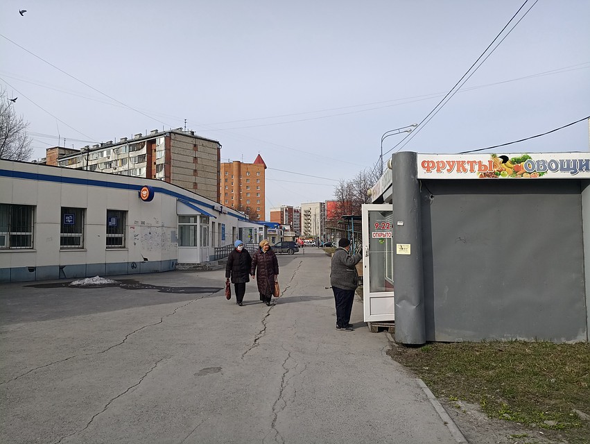 Многие соблюдают социальную дистанцию на перекрестках, пешеходных дорожках и точках продаж Фото: Ирина Ромашкина