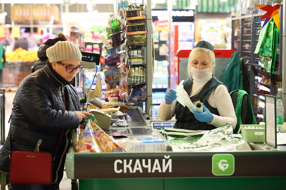 По словам продавцов, меньше людей тоже не стало. Фото: Святослав ЗОРКИЙ