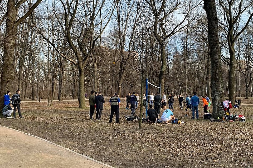 В первый день «длинных выходных», когда горожан попросили перейти на режим самоизоляции, чтобы сдержать распространение вируса, люди радостно отправились в парки Фото: Елена ПОПОВА