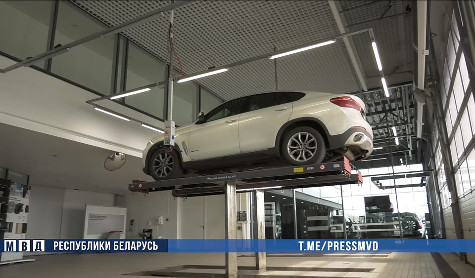 Работник сервисного центра под днищем пригнанного на ремонт BMW X6 на российских номерах обнаружил примотанную гранату. Фото: МВД.