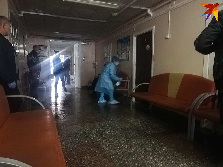 В поликлинике усиленно обрабатывают пол, скамейки, двери, ручки и все остальные поверхности. Фото: Ольга ИВАШЕНКО