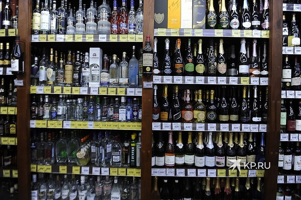 Несмотря на желание мэра ввести сухой закон в алкомаркетах по-прежнему можно купить любое спиртное Фото: Алексей БУЛАТОВ
