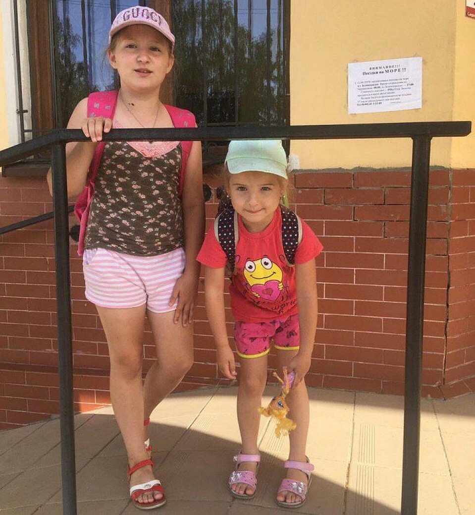 Вика до болезни с младшей сестрой.