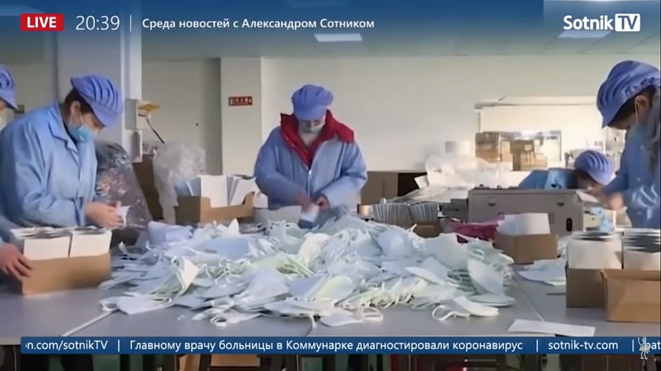 Совместную работу с китайскими учеными автор ролика почему-то иллюстрирует производством масок в поднебесной. Фото: Sasha Sotnik/https://www.youtube.com/