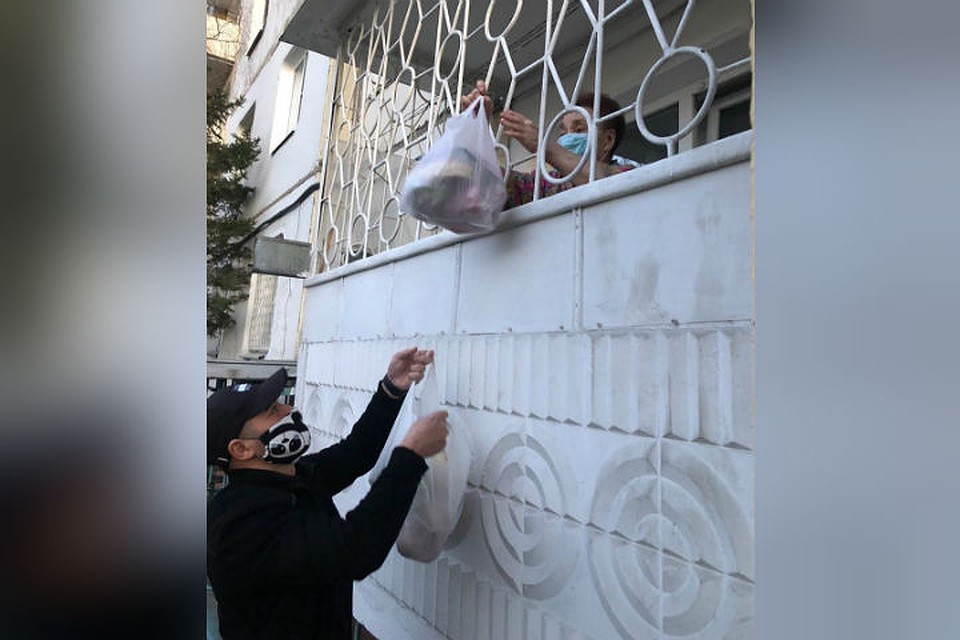 Пожилым людям, кто на изоляции, гостинцы он передает через балкон. Фото: личный архив.