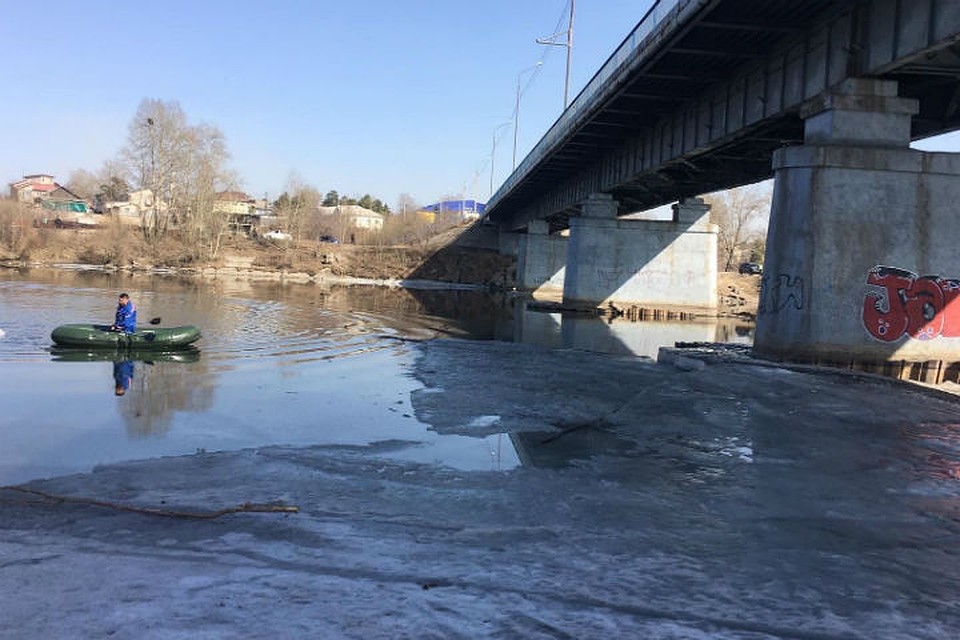 Тело мужчины ищут на глубине до трех метров. Фото: ГУ МЧС России по Иркутской области