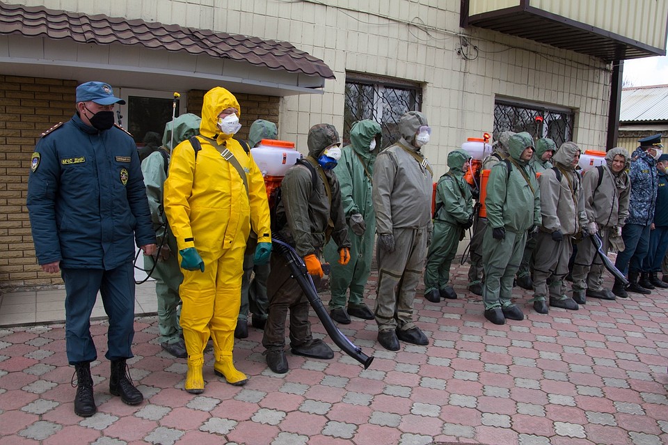 Тренировка началась с описания особенностей химических препаратов и обеззараживающих средств Фото: Андрей ТРУБЕЦКИЙ