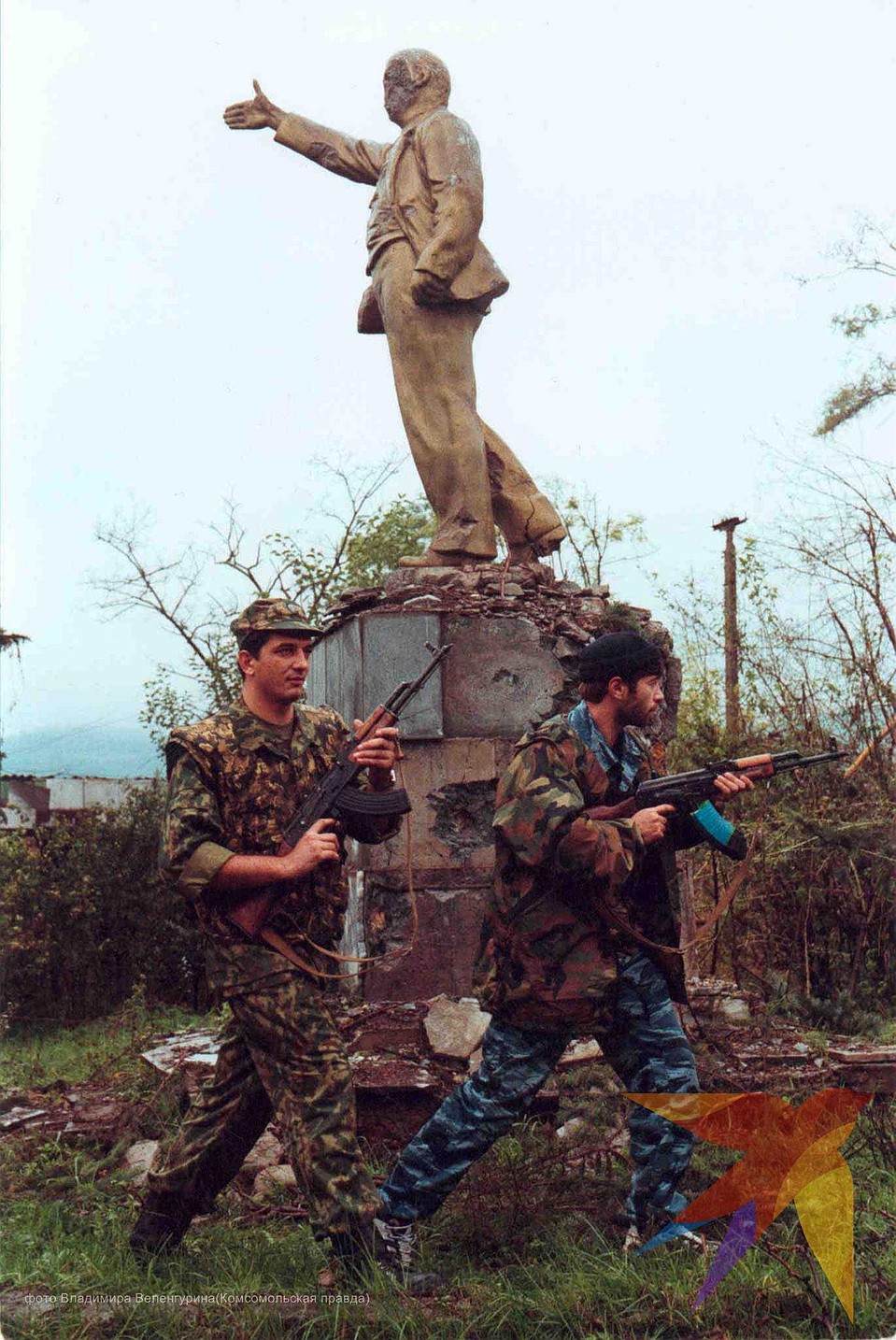 Дагестан. Август 1999 года. Памятник Ленина пострадал во время боев с чеченскими боевиками Фото: Владимир ВЕЛЕНГУРИН
